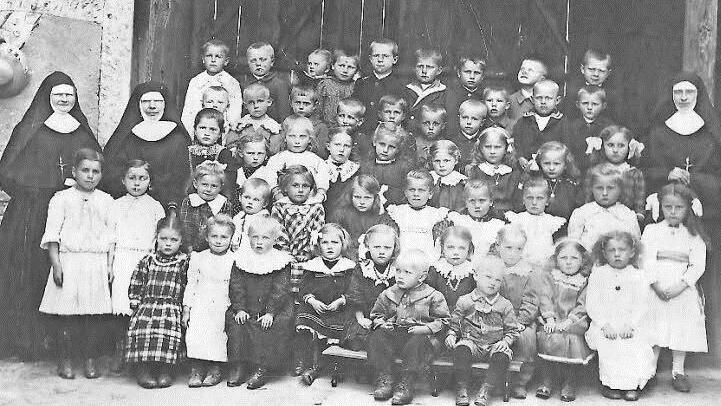 Gauaschacher Kindergartenkinder 1923: Die Schwestern auf dem Bild sind Oberin Maria Agnes, Maria Criduana und Maria Branislava. Dieses Bild ist erst vor wenigen Jahren in einem Nachlass in der Familie Hermann Meder aufgetaucht und das älteste bekannte Kindergartenbild aus Gauaschach. Foto: Archiv Meder