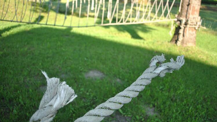 Ostern hatten Unbekannte die Seillandschaft am Kindergarten St. Jakobus mit einem Messer zerstört. Foto: Klaus Rößner