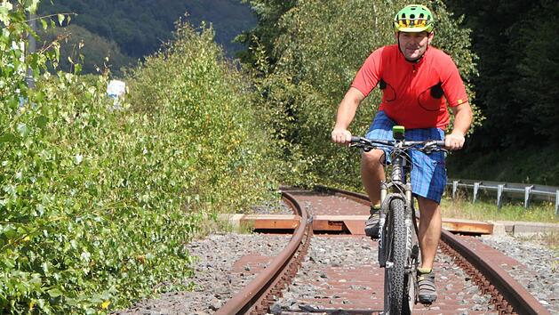 Wunsch vieler Kommunalpolitiker und B&uuml;rger: Auf der Bahntrasse soll ein Radweg gebaut werden. Foto: Ulrike M&uuml;ller