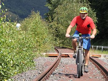 Wunsch vieler Kommunalpolitiker und Bürger: Auf der Bahntrasse soll ein Radweg gebaut werden. Foto: Ulrike Müller