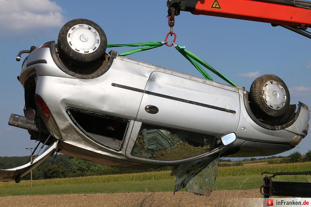 Kleinkind wird aus überschlagendem Auto geschleudert - Insgesamt fünf Verletzte