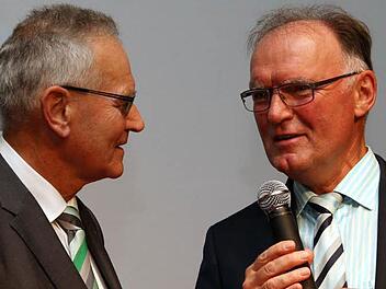 Elmar Göppel (links), ab 2002 Geschäftsführer der KOB GmbH, wurde von Günther Köhnke, Sprecher Marktbereich Franken der DB Regio Bus für die Region Bayern, in den Ruhestand verabschiedet.  Foto: Karlheinz Franz