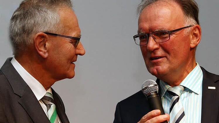 Elmar Göppel (links), ab 2002 Geschäftsführer der KOB GmbH, wurde von Günther Köhnke, Sprecher Marktbereich Franken der DB Regio Bus für die Region Bayern, in den Ruhestand verabschiedet.  Foto: Karlheinz Franz