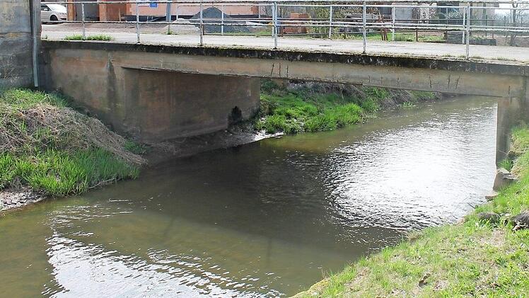 Bald beginnen in Gräfenholz die Bauarbeiten: Die Baunachbrücke wird abgerissen und durch eine neue ersetzt. Dadurch kommt es zur Vollsperrung der Verbindungsstraße Sendelbach-Gräfenholz.  Foto: Janina Reuter