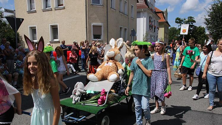 Ostern war das Thema der 5b der Realschule Neustadt. Die Schüler zeigten hierzu einen Mottowagen. Foto: Michael Stelzner
