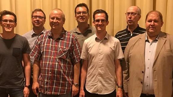 Der neue Bezirksvorstand, v. li.: Johannes Kühlhorn (Sportgericht), Bernd Wohlhöfer, Jürgen Sperber, Martin Distler, Christoph Schmidt, Peter Frühbeißer. Rechts: BTTV-Vizepräsident Gunther Czepera privat
