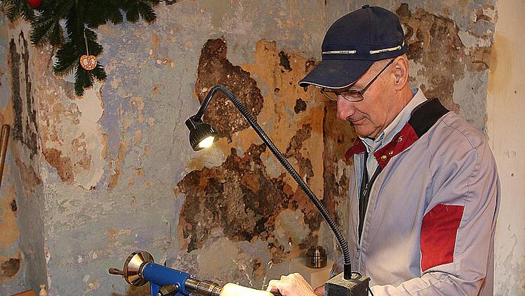 Werner Schneider an seiner Drechselmaschine