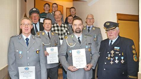 Ehrungen bei der Soldaten- und Reservistenkameradschaft Burggrub: mit im Bild Bezirksvorsitzender Gottfried Betz (rechts) und der Ehrenvorsitzende Reiner Ebert (zweite Reihe links) Foto: K.- H. Hofmann
