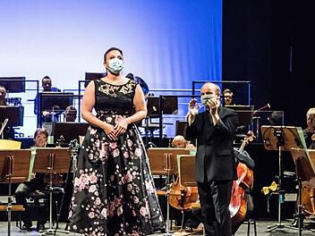 Beifall vom Dirigenten: Roland Kluttig applaudiert Kora Pavelic bei seinem Farewell-Konzert im Landestheater Coburg.Foto: Jochen Berger
