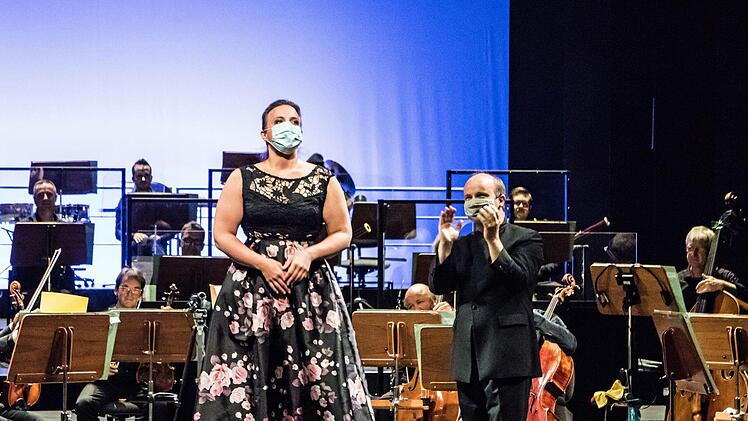 Beifall vom Dirigenten: Roland Kluttig applaudiert Kora Pavelic bei seinem Farewell-Konzert im Landestheater Coburg.Foto: Jochen Berger