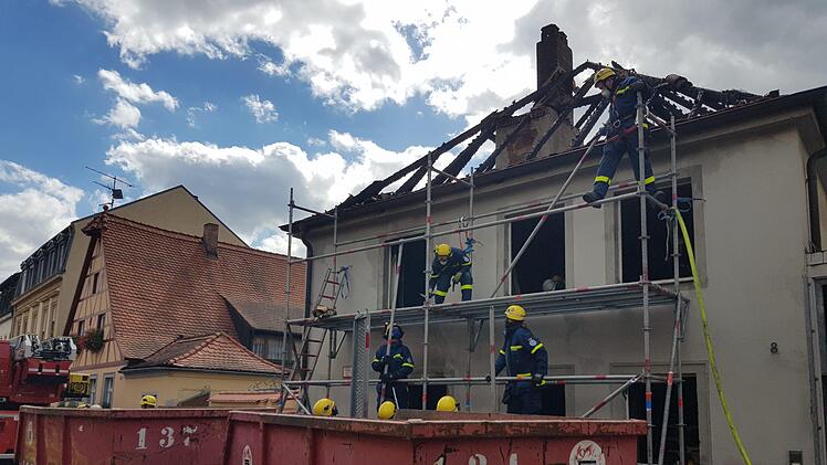 Das Technische Hilfswerk Bamberg baute ein Gerüst vor dem Gebäude auf, damit die Feuerwehrkräfte das Gebäude auch im ersten Geschoss räumen können. Foto: Sebastian Martin