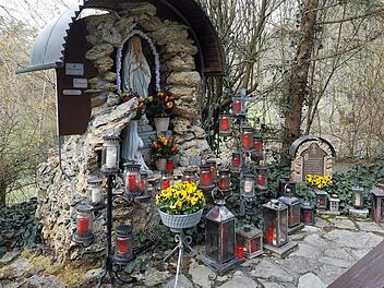 Zahlreiche Lichter zündeten Gläubige im Mai schon an der Mariengrotte an der Ransbachmühle in Weichtungen an.  Foto: Philipp Bauernschubert