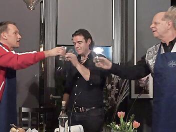 Auf gutes Gelingen: Jörg Kaiser (von links), Dimitrios Petridis und Atze Bauer stoßen an.