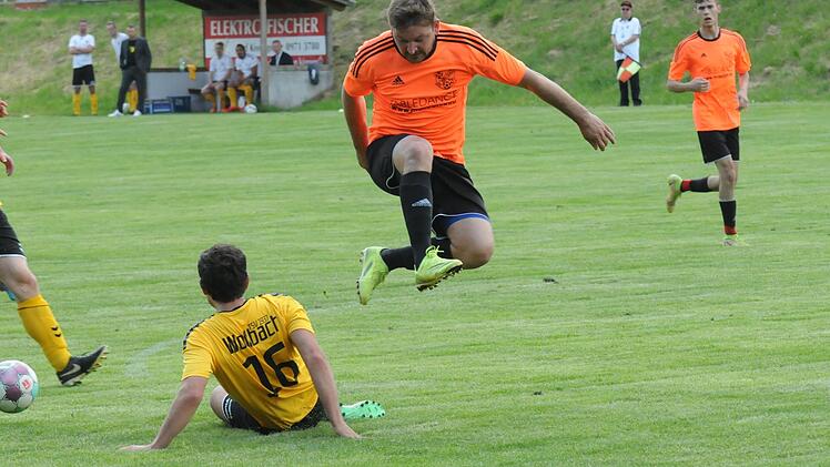 Gar nicht abgehoben, sondern torgefährlich  spielte Paul Öztürk vom SV Aura II gegen David Fach von Wollbach II.  Foto: ssp