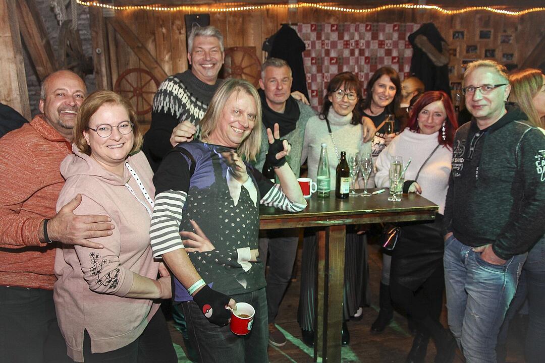 Beste Partystimmung bei voller Hütte.