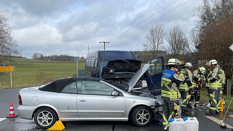 Kleintransporter und Auto stoßen im Kreuzungsbereich zusammen