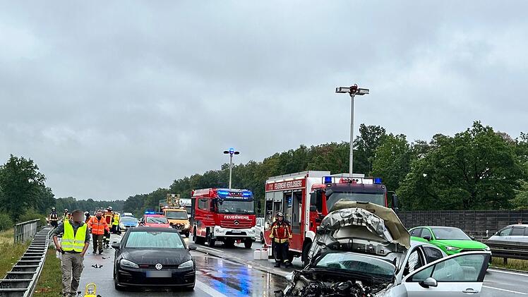 Auto kollidiert mit Leitplanke: Eine Person leicht verletzt