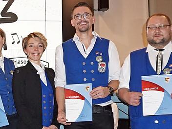 Ehrungen beim Jahreskonzert des JBO Scholz aus Geroda (von links): Sabine Scholz, Katharina Kuhn, Isabell Gerr, Dirigentin Hannah Silberbach, Christoph Kuhn, Nico Roth, Karl Bienmüller (Vorstand), Vorsitzende Lisa Väth und Jürgen Köstler vom Nbmb.