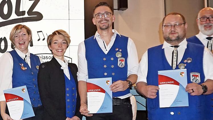 Ehrungen beim Jahreskonzert des JBO Scholz aus Geroda (von links): Sabine Scholz, Katharina Kuhn, Isabell Gerr, Dirigentin Hannah Silberbach, Christoph Kuhn, Nico Roth, Karl Bienmüller (Vorstand), Vorsitzende Lisa Väth und Jürgen Köstler vom Nbmb.