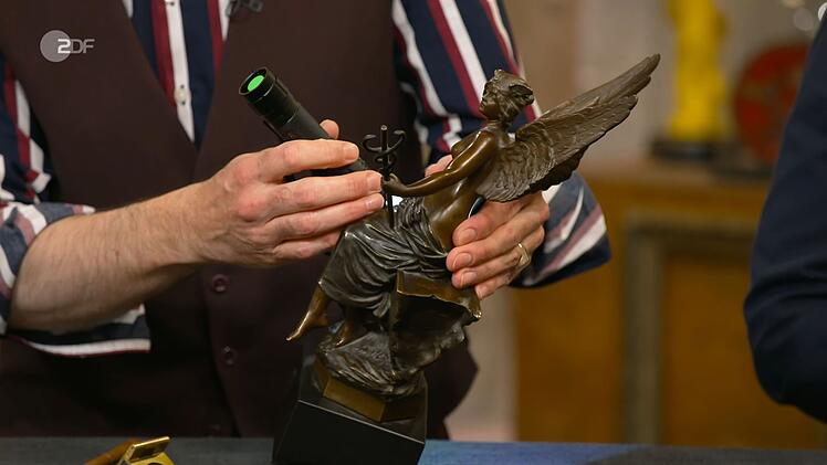 Eine beschädigte Bronze-Statuette von Oswald Schimmelpfennig wollte Wiebe für 1.000 Euro veräußern. Colmar Schulte-Goltz taxierte auf bis zu 1.200. Susanne Steiger war die geflügelte Figur 1.350 Euro wert.