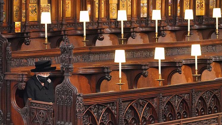 Separiert von den anderen Trauerg&auml;sten nahm die Queen 2021 an der Beerdigung ihres Ehemanns teil. Das Bild der gebrechlich wirkenden Frau ging inmitten der Corona-Pandemie um die Welt.