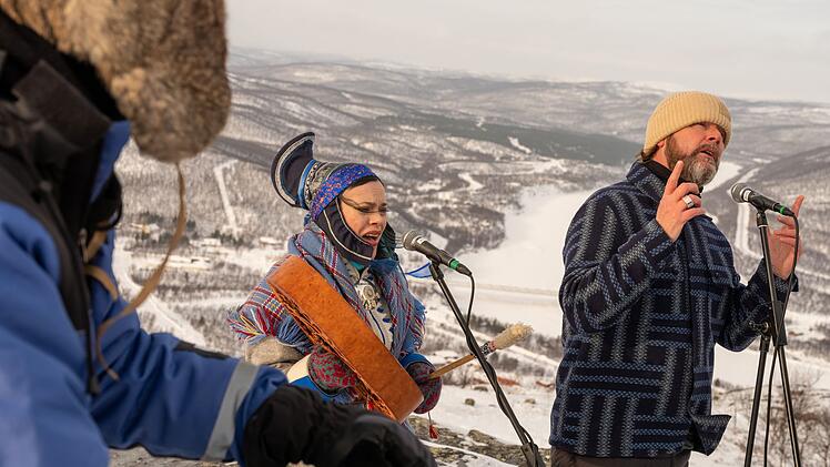 Vielleicht die k&auml;lteste Session seiner Karriere: Rea Garvey und die lokale Musikerin Hild&aacute; L&auml;ndsman haben ihre Mikrofone und Musikinstrumente auf einem schneebedeckten H&ouml;henzug im nordfinnischen S&aacute;mi-Land aufgebaut - spielen sich dort aber warm.