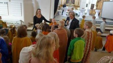 Ingrid Kasper und die Preis-Stifterin (rechts) umringt von jungen Sängerinnen und Sängern am Rand des Festaktes.