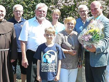 Gertrud und Erwin Teuner sind seit 50 Jahren verheiratet. Unser Bild zeigt das Gold-Paar mit Bürgermeister Ralf Holzmann (rechts daneben) und Pater Godfryd Mizerski (links) im Kreis der Familie.  Foto: Klaus-Peter Wulf