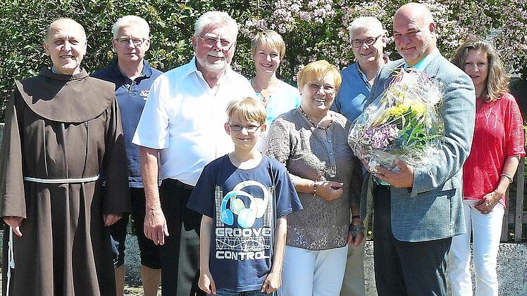 Gertrud und Erwin Teuner sind seit 50 Jahren verheiratet. Unser Bild zeigt das Gold-Paar mit Bürgermeister Ralf Holzmann (rechts daneben) und Pater Godfryd Mizerski (links) im Kreis der Familie.  Foto: Klaus-Peter Wulf