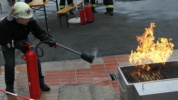 ...und wie richtig gelöscht wird, wurde am Stand der Feuerwehr demonstriert.