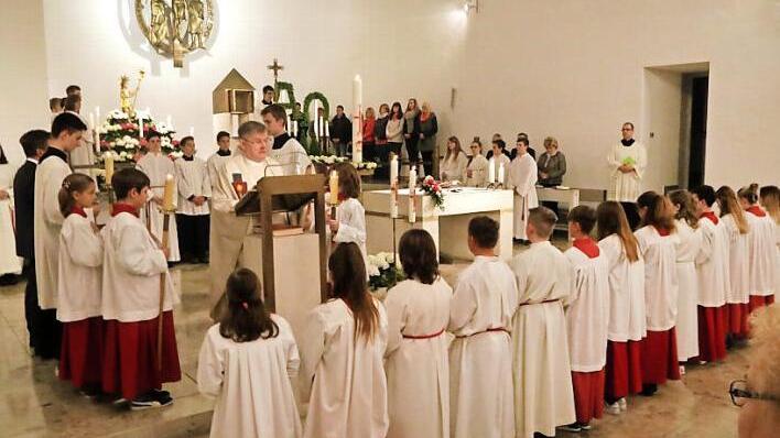Nach dem Gloria wurde es wieder hell in der Kirche.