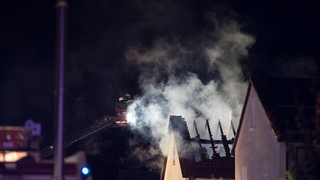 Starke Gewitter sind in der Nacht zu Donnerstag &uuml;ber Franken und ganz Ostbayern hinweg gezogen. Im Landkreis Roth setzte ein Blitz einen Dachstuhl in Brand. Foto: NEWS5 / Goppelt