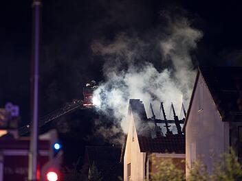 Starke Gewitter sind in der Nacht zu Donnerstag über Franken und ganz Ostbayern hinweg gezogen. Im Landkreis Roth setzte ein Blitz einen Dachstuhl in Brand. Foto: NEWS5 / Goppelt