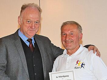 Für seine Verdienste als Sportfunktionär wurde Karl Bauer (rechts) bei der Sportlerehrung von Bürgermeister Helmut Blank besonders geehrt. Foto: Dieter Britz