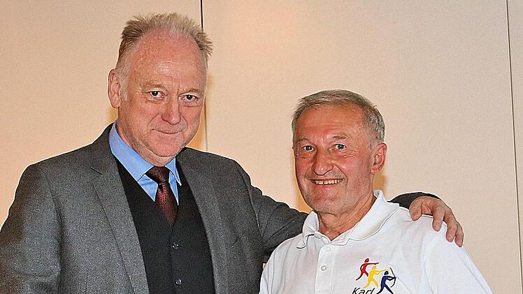 Für seine Verdienste als Sportfunktionär wurde Karl Bauer (rechts) bei der Sportlerehrung von Bürgermeister Helmut Blank besonders geehrt. Foto: Dieter Britz