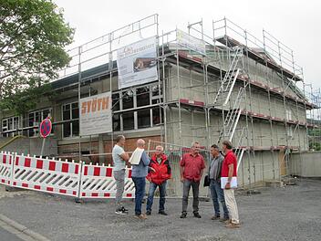 Zusatzkosten kommen auf die Gemeinde Fuchsstadt bei der Sanierung der Mehrzweckhalle (im Bild) zu, die der Gemeinderat vor seiner Sitzung inspizierte. Winfried Ehling
