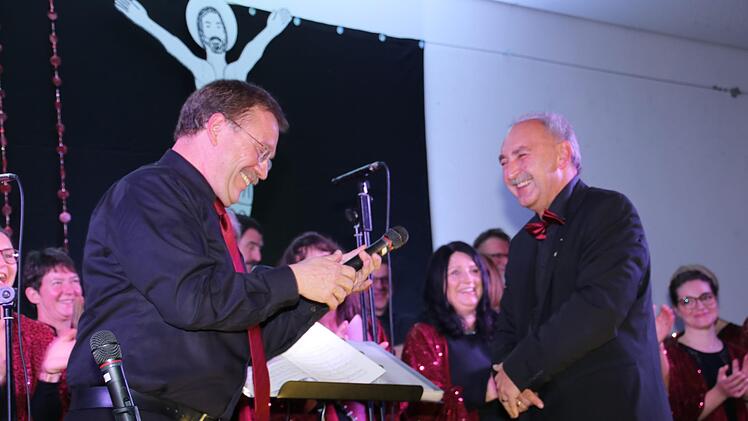 Zwei mit Seelenverwandtschaft bei "Praising People." Manager Diethelm Schorscher und Chorleiter Bernd Schmidt (von links). Foto: Helmut Will