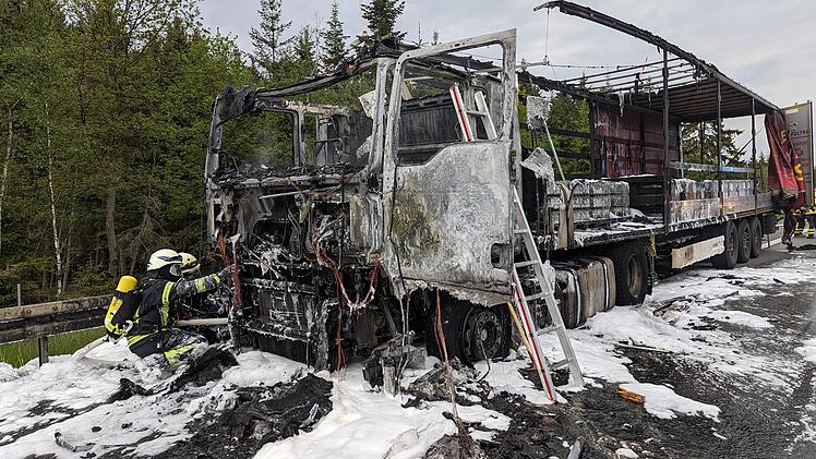 Rauchwolke über Autobahn: Lastwagen steht in Flammen