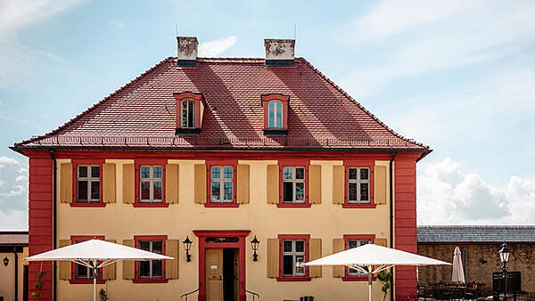 Das Schlossrestaurant Amtshaus ist ein Highlight für Feinschmecker. Chefkoch Steffan Szabo,  kreiert raffinierte Menüs, die in stilvollem Ambiente serviert werden.