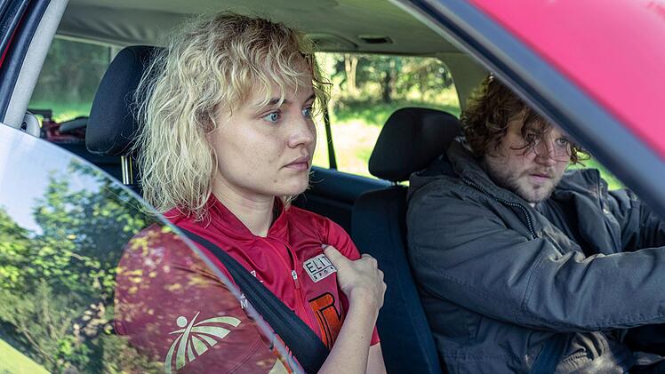 Nachdem er Nathalie (Luise von Finckh) angefahren und misshandelt hat, verschleppt Florian (Dominic Marcus Singer) sie in sein Haus.