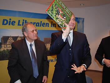 Coburgs FDP-Chef Ulrich Herbert (links) überreichte Christian Lindner einen Bildband über die Vestestadt. Foto: Oliver Schmidt