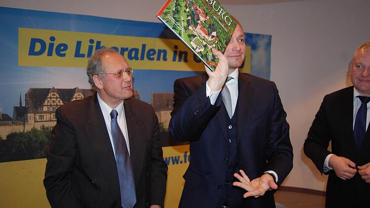 Coburgs FDP-Chef Ulrich Herbert (links) überreichte Christian Lindner einen Bildband über die Vestestadt. Foto: Oliver Schmidt