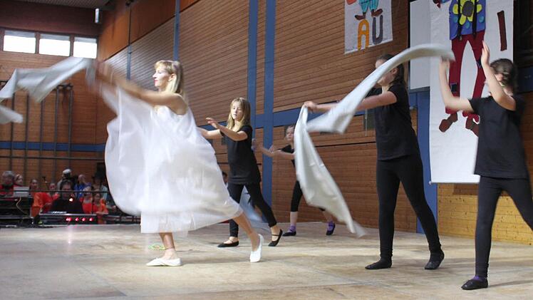 Die Elemente Feuer, Luft und Wasser tanzte das Ballett aus Röttenbach. Foto: Andreas Dorsch