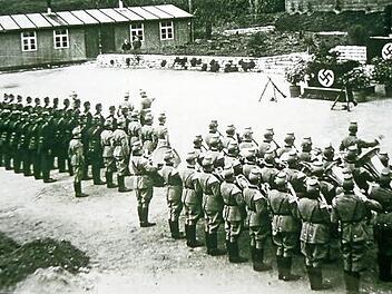 Am 1. September 1938 wurden Polizeischüler in Ebermannstadt vereidigt. Repros: Franze