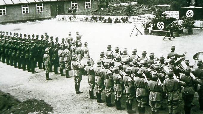 Am 1. September 1938 wurden Polizeischüler in Ebermannstadt vereidigt. Repros: Franze