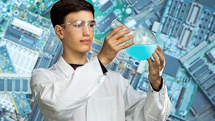 Alexander Gottschick gelingt mit seinem Verfahren die R&uuml;ckgewinnung von Reinmetallen aus Computer- und Elektroschrott. Foto: Wacker Chemie AG