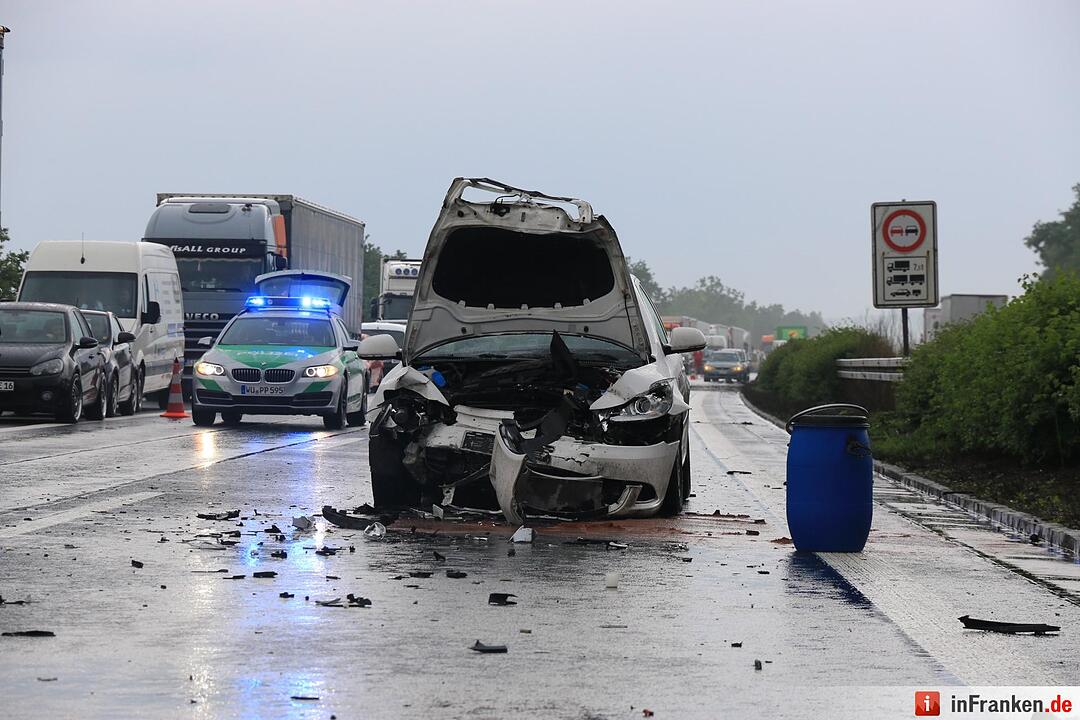 Porsche kracht in Leitplanke und wird von anderem Auto erfasst - 52-jaehrige schwebt in Lebensgefahr