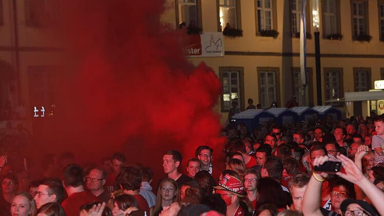 Eine Rauchbombe dämpfte die tolle Stimmung nur kurz. Foto: Matthias Hoch