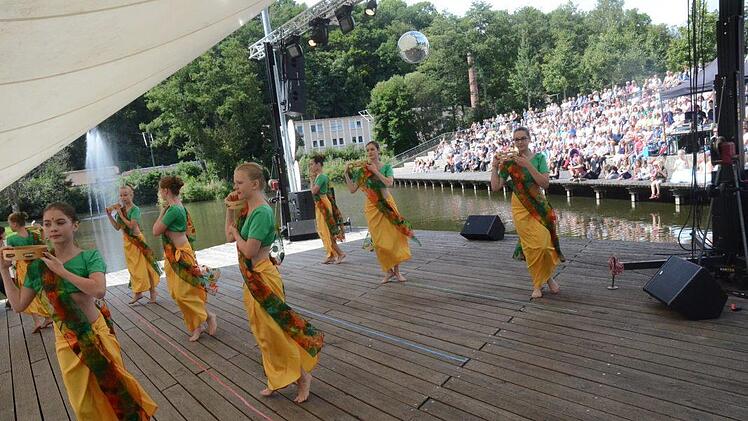 Die Balletschule Corinna Hufnagl mit einem indischen Tanz.