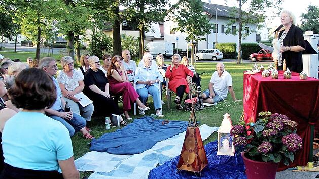 Bei sommerlichem Wetter lauschten die Zuhörer den fesselnden Geschichten. Foto: Richard Sänger